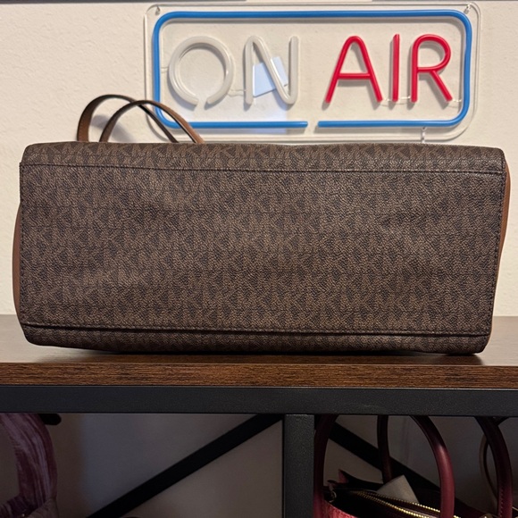 Michael Kors lug and tan Tote NWOT - Picture 3 of 4